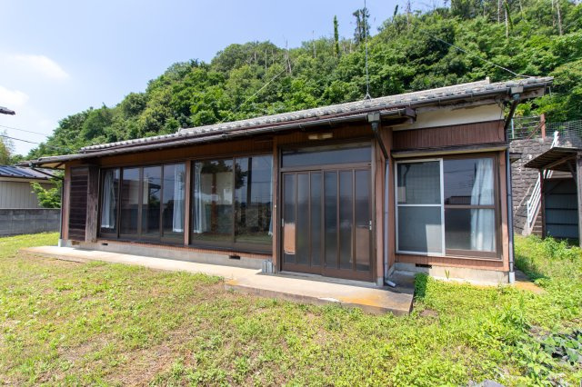 庭にも空にも余白がある、八椚町の平屋の画像