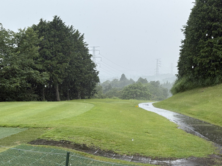 雷雨のゴルフの画像