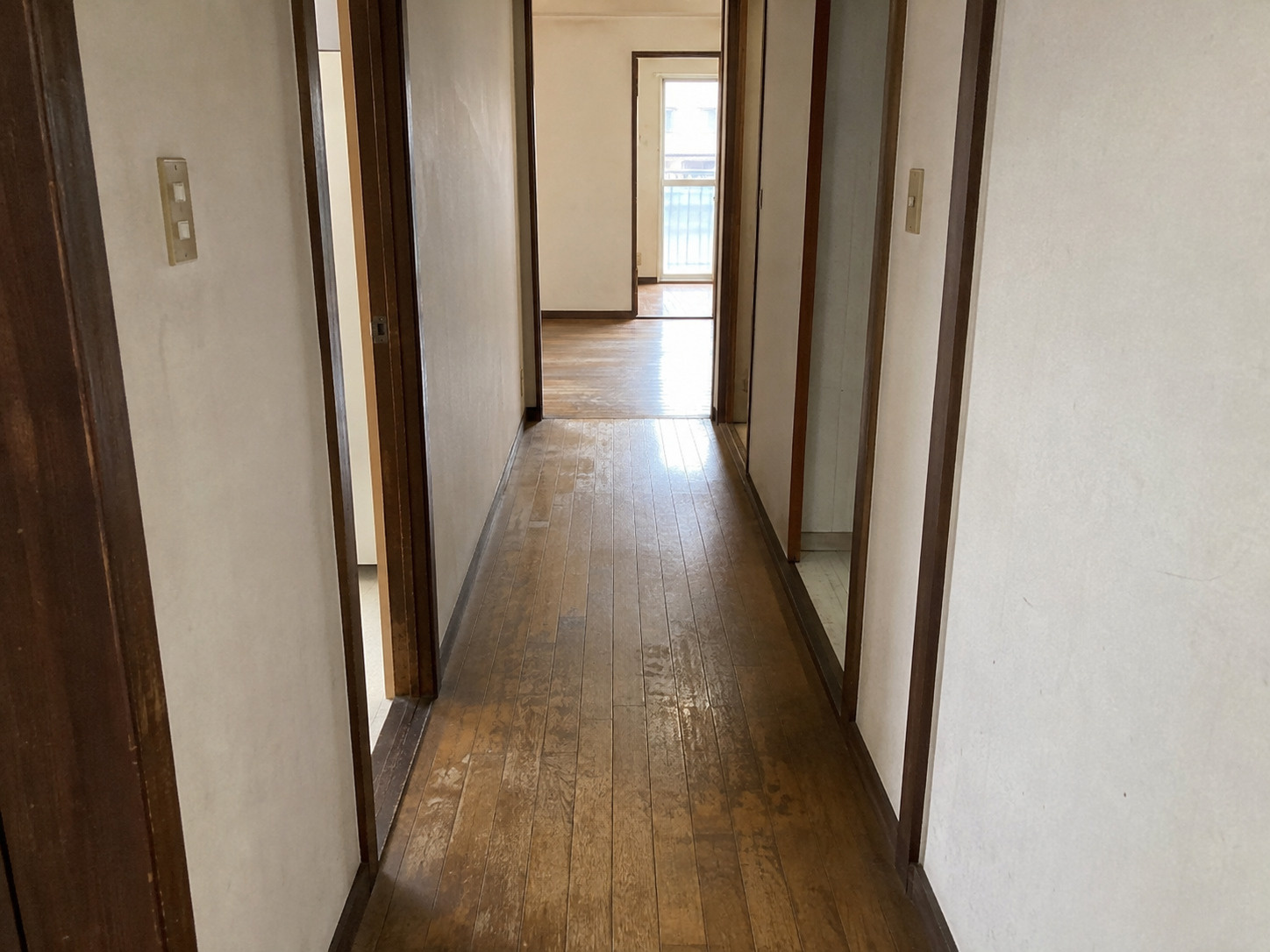 施工前フローリング廊下