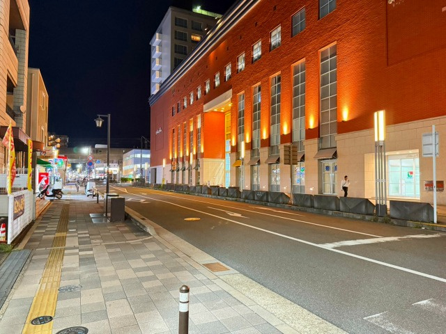 JR奈良駅西口の夜の街並み（ホテル日航奈良周辺の明るい歩道と治安の良さ）