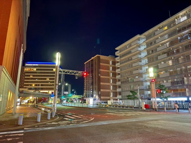 JR奈良駅西口の夜の交差点（ピアッツァホテル前・見通しが良く安全な環境）