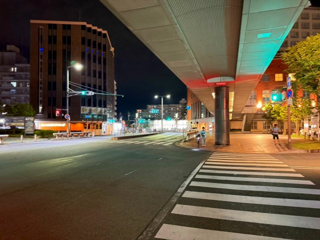 JR奈良駅西口の夜の歩道（電線地中化で見通しが良く女性の一人歩きも安心）