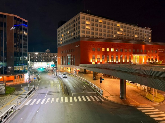JR奈良駅西口ペデストリアンデッキからの夜景（ホテル日航奈良と明るい駅前広場）