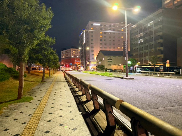 JR奈良駅西口の階段と夜の「なら100年会館」周辺（街灯が整備された広い道）