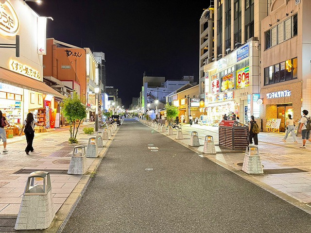 JR奈良駅東口の夜の三条通り（街灯とお店の明かりで夜でも明るく安全な商店街）