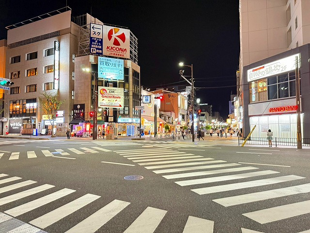JR奈良駅東口前の大きな交差点（見通しが良く夜遅くても人の目がある安心な環境）