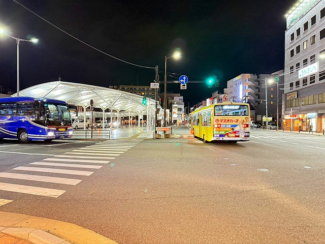 JR奈良駅東口のバスターミナル（夜でも照明が明るくバスの運行があり安心）
