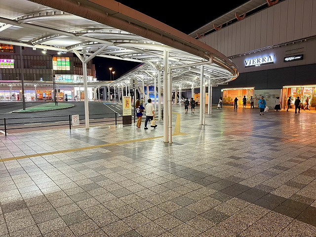 JR奈良駅東口直結のビエラ奈良前（屋根付きの明るい通路と深夜まで開いているスーパー）