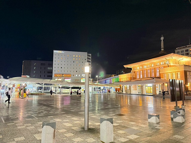 JR奈良駅東口の駅前広場と旧駅舎（広々として見通しが良く治安面で安心な環境）