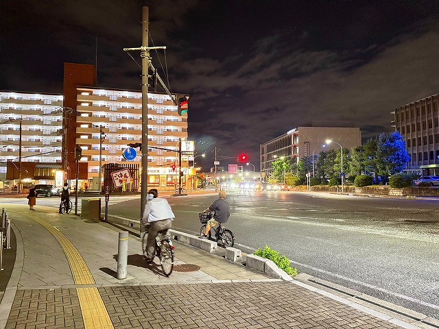 夜の大森・大安寺エリアの道路。車通りが多く人の目があるため防犯性が高い