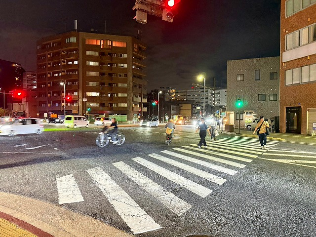 大森町交差点の夜の風景。フラットな歩道と等間隔の街灯があり、自転車でも安全な帰り道