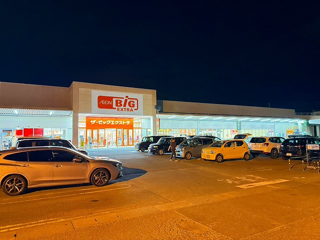 夜でも明るいビッグエクストラ大安寺店周辺。広い駐車場と店舗の明かりで仕事帰りでも安心して買い物可能