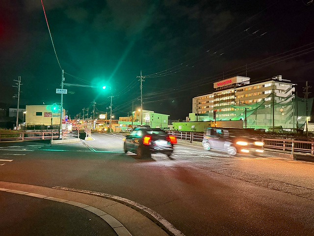 夜の済生会奈良病院周辺。緊急時でも安心な明るく整備されたインフラと治安の良さ