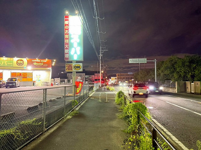 夜の業務スーパー大安寺店周辺。煌々とした明かりで帰りが遅い社会人も安心の買い物環境