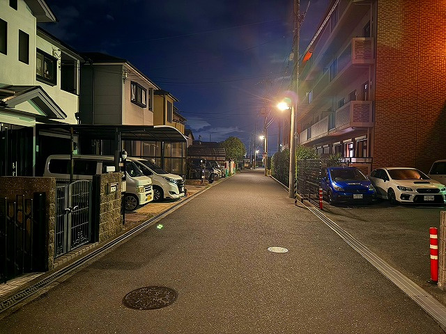 大安寺周辺の夜の住宅街。幹線道路から一本入ると静かで暗い道もあるため防犯対策物件がおすすめ