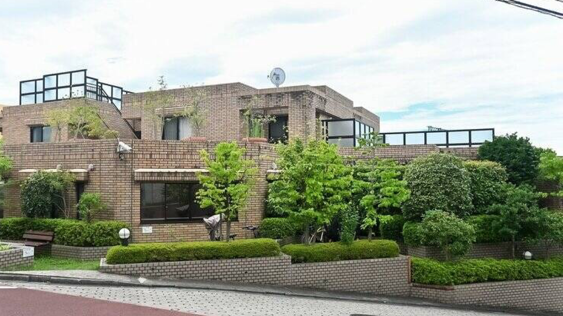 坂の上の低層レジデンス