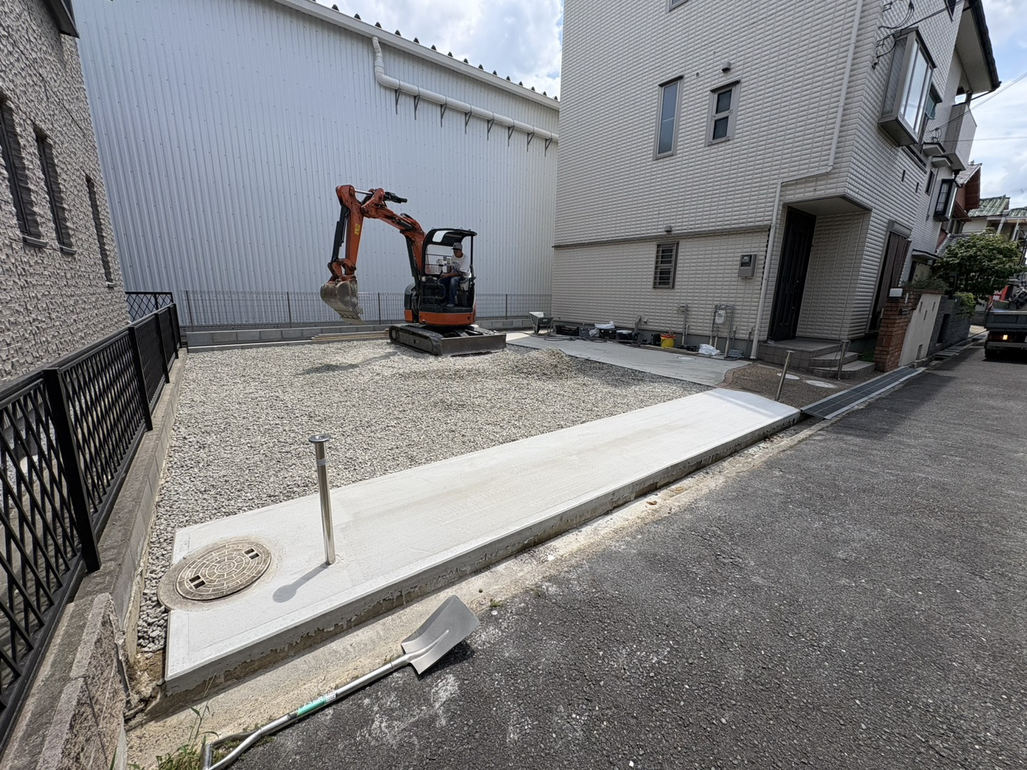 奈良市で外構工事|駐車スペースの施工が完了間近です!の画像