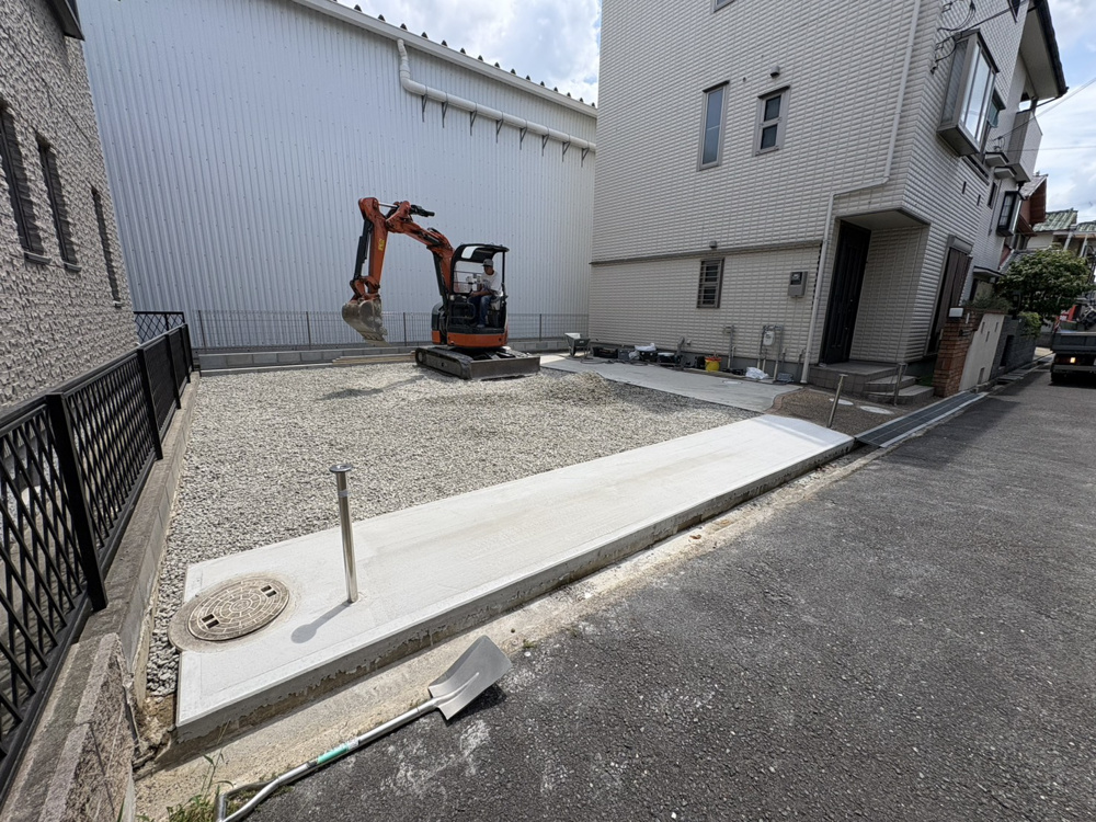 奈良市で外構工事｜駐車スペースの施工が完了間近です！の画像