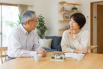  遠方に住む親の介護、住まいをどう考える？後悔しないために早めに考えたいことの画像