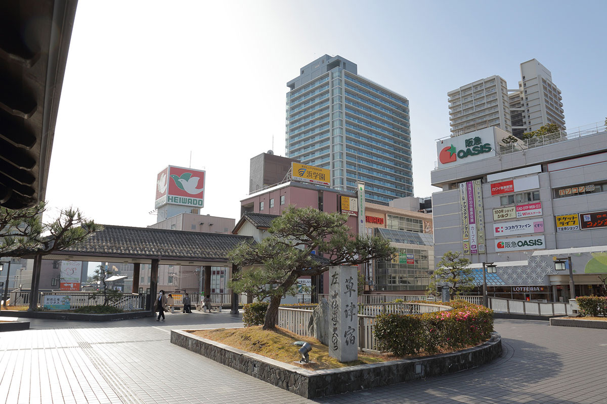 歩行者やバスが行き交うJR草津駅東口の駅前広場
