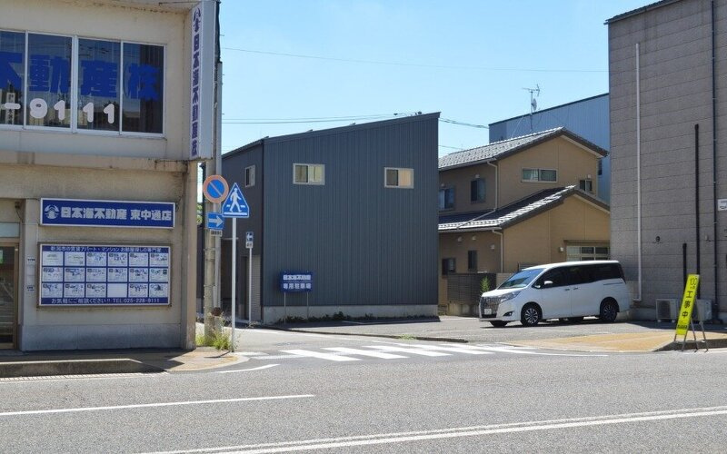 東中通店の駐車場