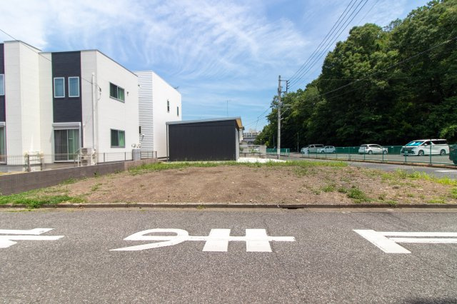 前面道路と更地