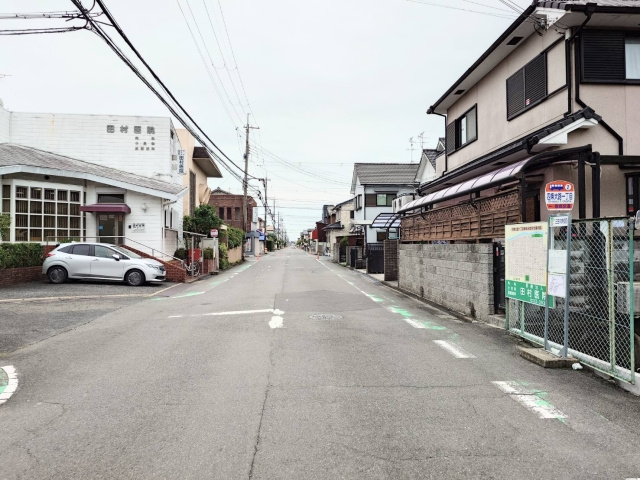 一本裏に入った静かな住宅街
