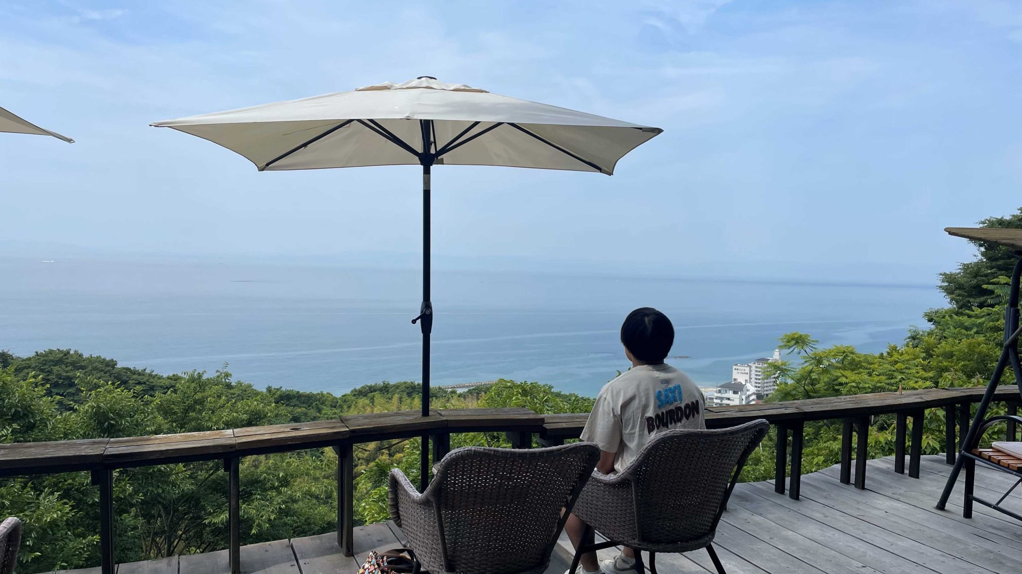 時間の森から見える海と緑