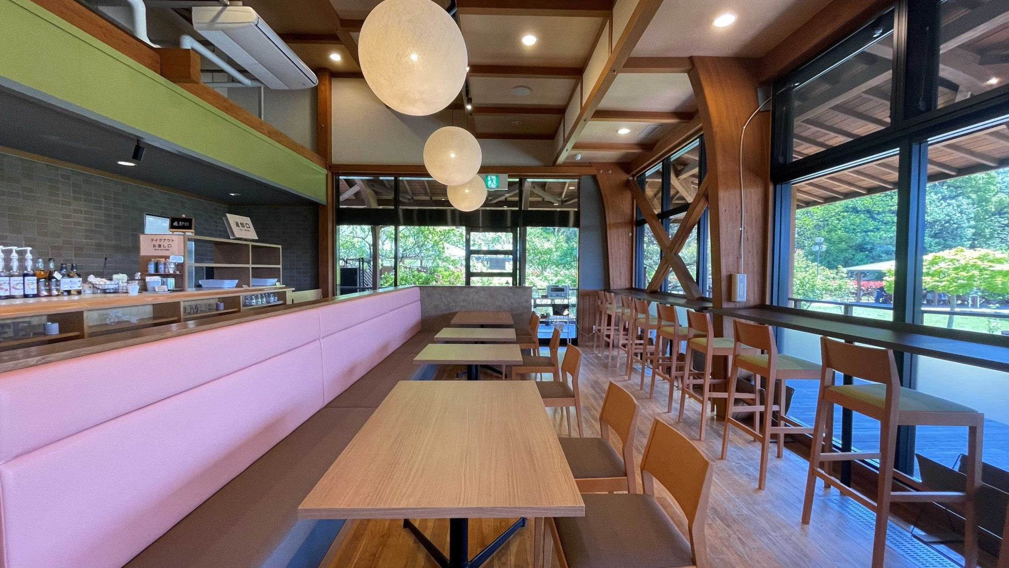 KonoMachi Cafe 梅をイメージした店内デザイン