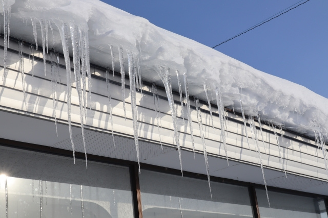 八戸市の新築戸建てで屋根のすが漏れを防ぐ！ツララ対策と雪害に強い屋根形状を解説の画像