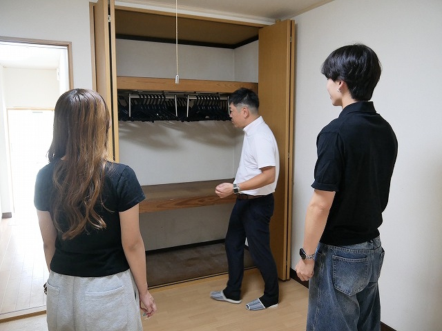 リフォーム対象物件の現状確認：白い壁と木目調の窓枠、濃い茶色の巾木が特徴的な室内空間