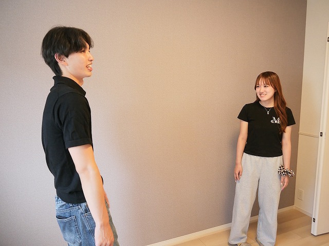 お部屋の印象を上品に引き締めるグレージュ系のアクセントクロス。学生目線のリフォームデザインのヒントに