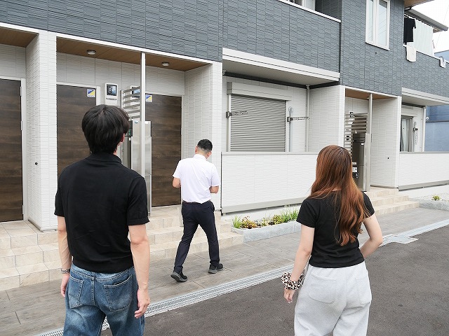 2件目の参考物件見学：大和ハウスが手掛ける新築2LDK賃貸アパートの広々としたエントランスと玄関空間