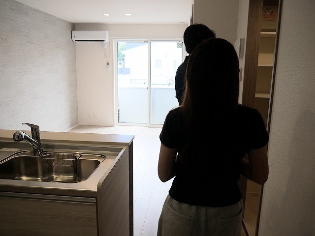 落ち着いたトーンのアクセントクロスで引き締められた居室空間。派手すぎないデザインがリフォーム案の重要なヒントに