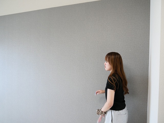 暗めのアクセントクロスと濃い茶色の建材が調和した、引き締まった印象の室内