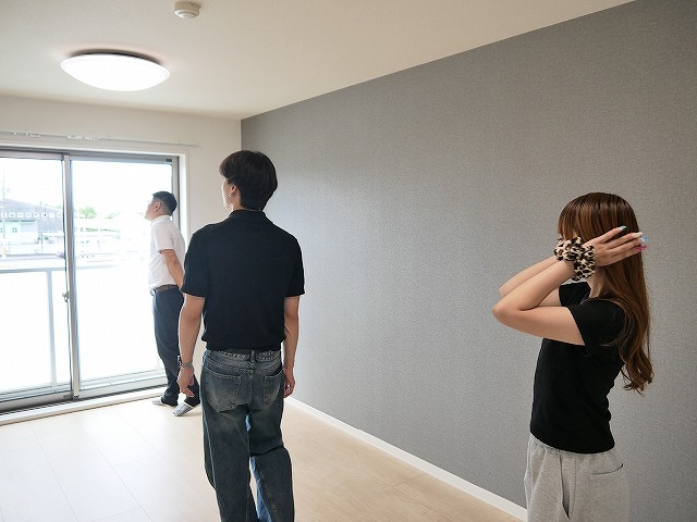 南向きで自然光がたっぷり入る明るい居室空間と、ひらけた眺望