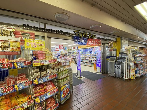 鶴瀬駅ビル内のマツモトキヨシ