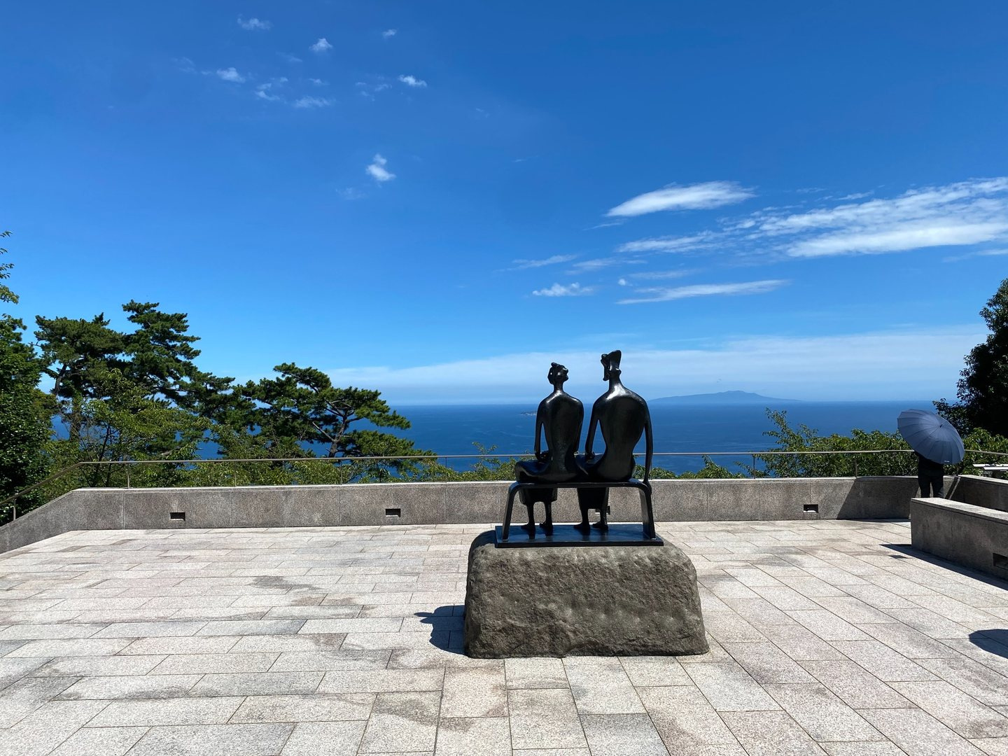 MOA美術館の海に面した広場で、相模灘を背景に並ぶ二人の彫刻の後ろ姿