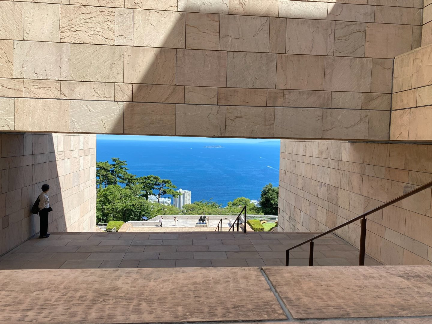 MOA美術館の石造りの建物と階段の向こうに広がる相模灘