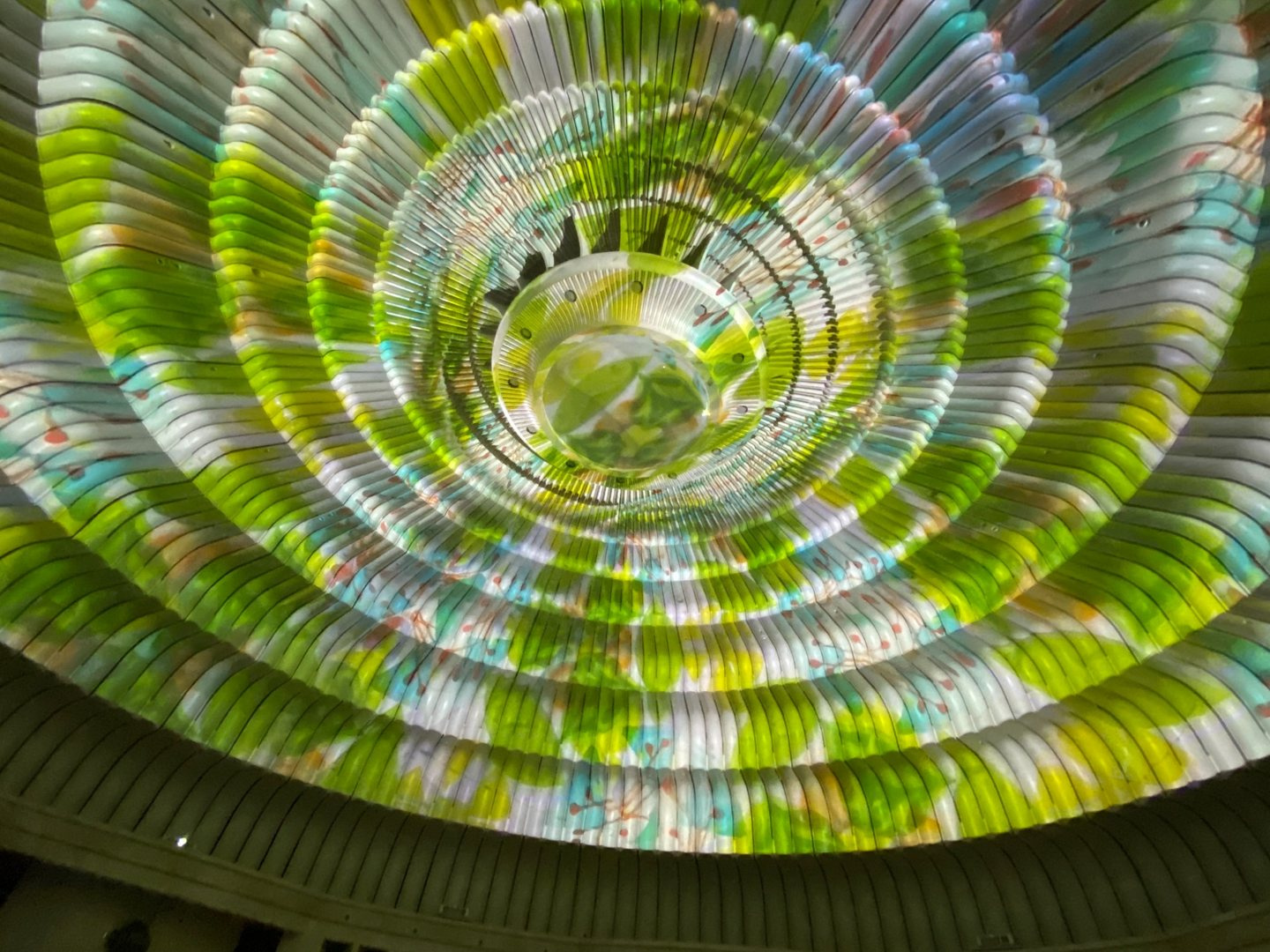 MOA美術館の円形ホールの天井に映し出された、緑を基調とする万華鏡模様