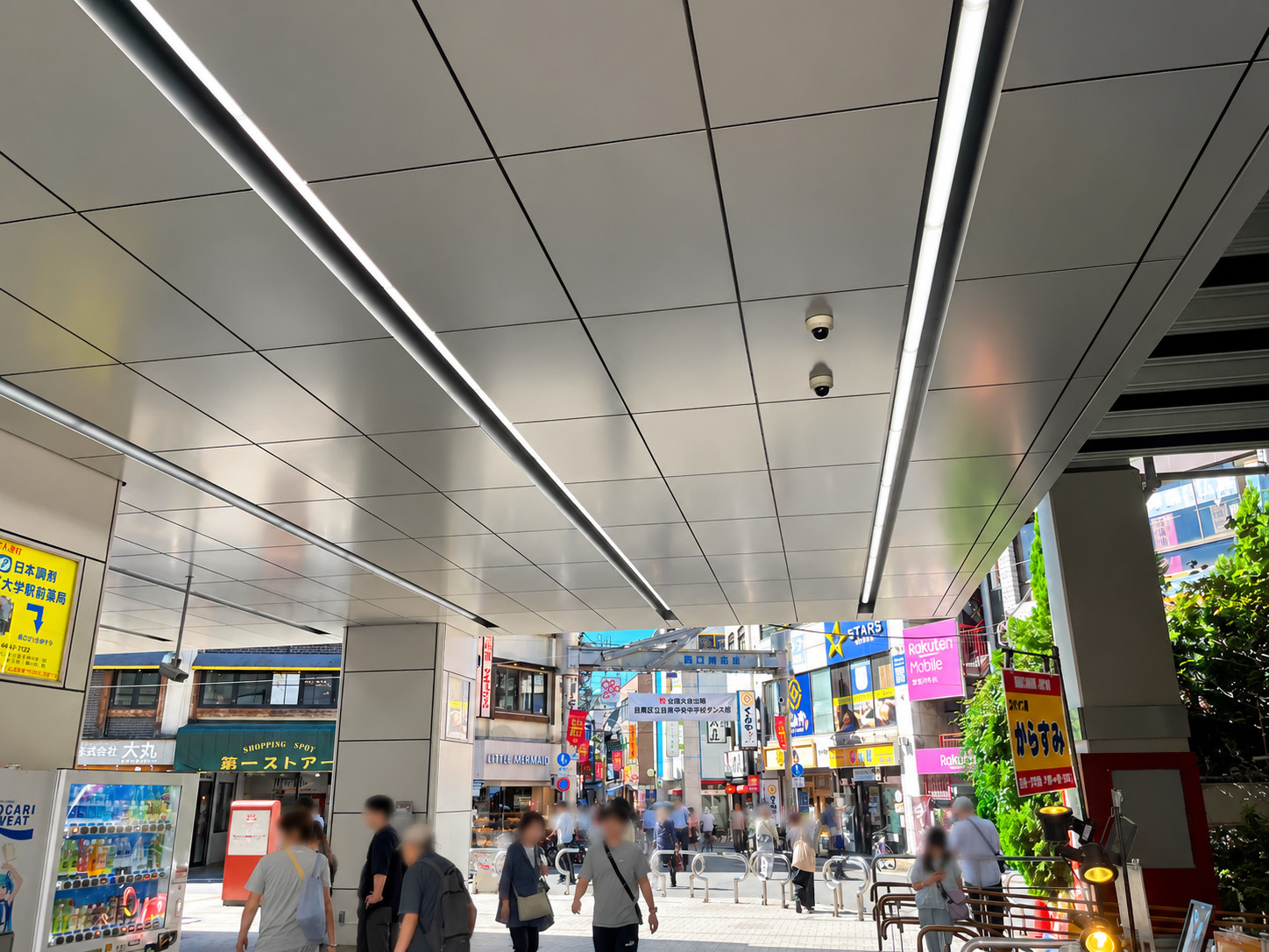 東急東横線 学芸大学駅の駅前。高架下から西口商店街を見る