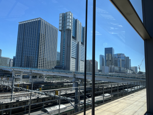 高輪ゲートウェイ駅から見た線路と品川方面の街並み