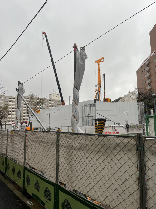 2026年10月の鷺沼駅前再開発工事現場。大型クレーンと周辺の街並みを、お客様の内見帰りに撮影