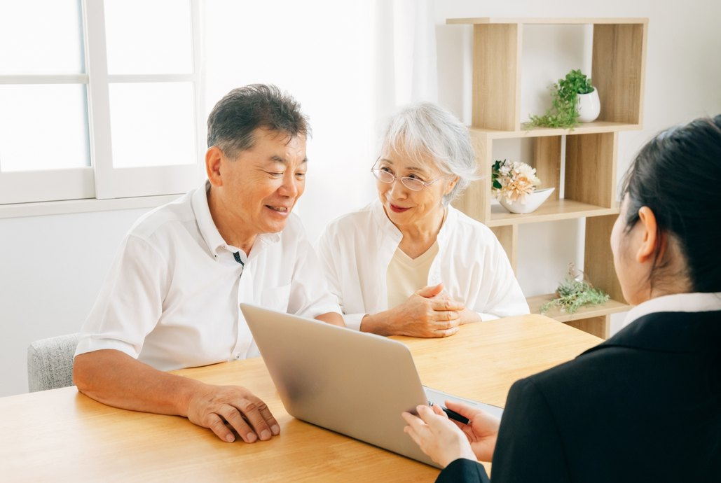 ご自宅で相続や住まいのご相談をうかがう様子