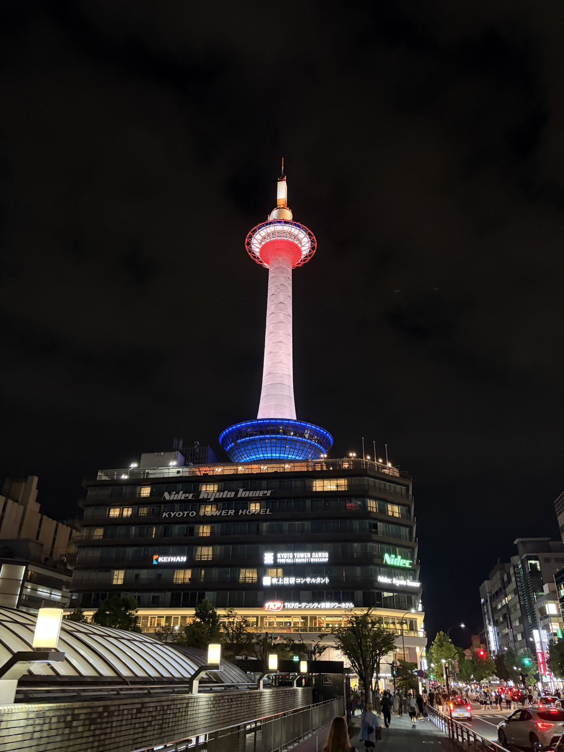 夜の京都タワーが良い感じです!の画像