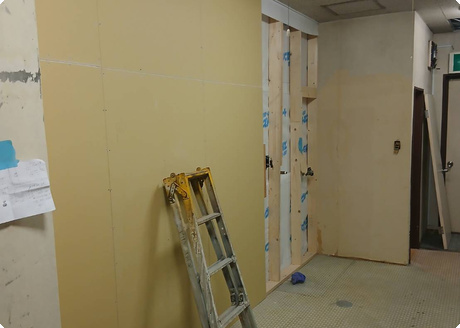 石膏ボードを貼り進める