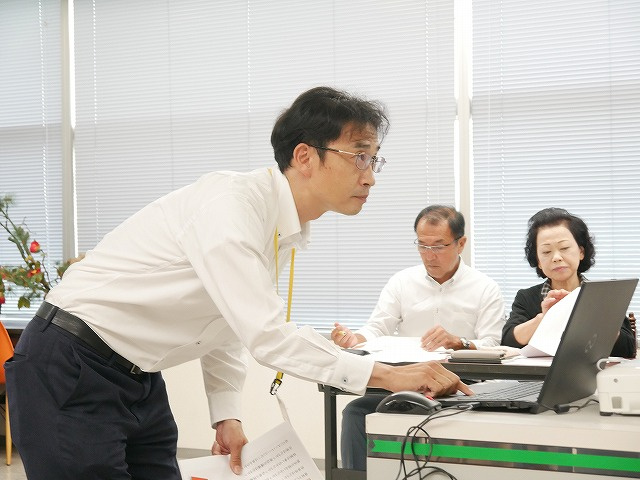 プレゼンするチームA