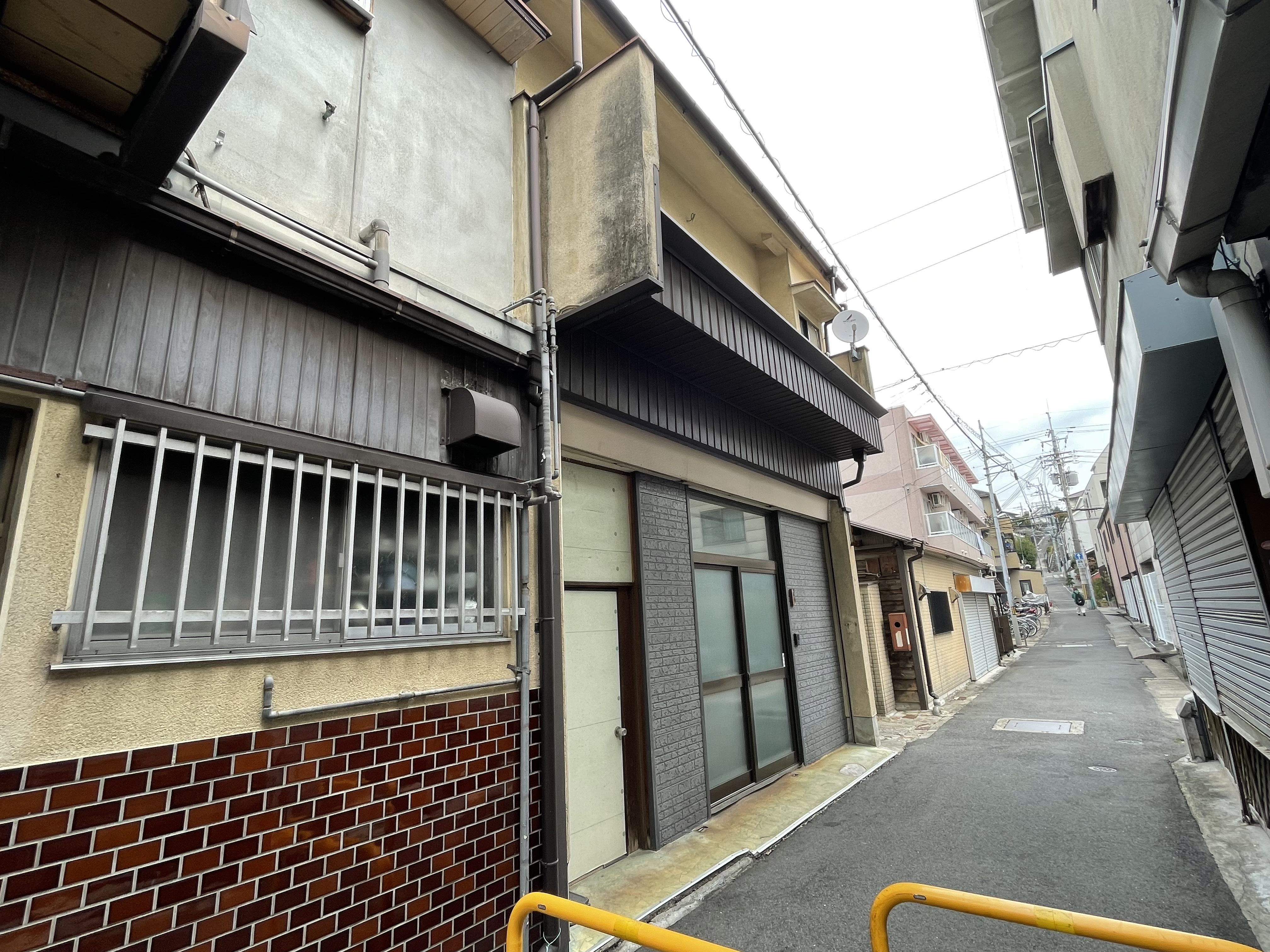 奈良市・富雄駅徒歩3分　隣家と構造を共有する長屋住宅を買取しましたの画像