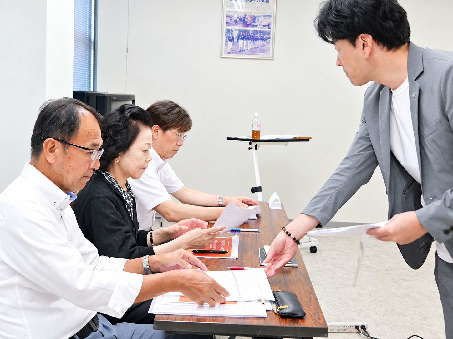 畑山専務より役員へ資料配布