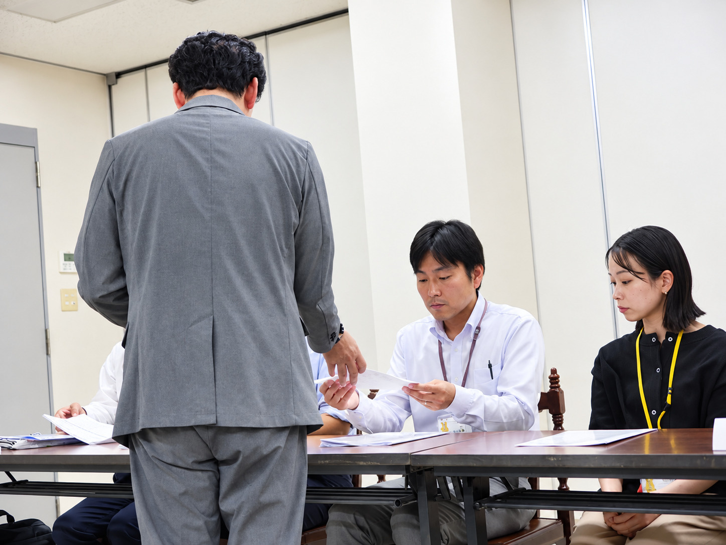 畑山専務よりスタッフへ資料配布